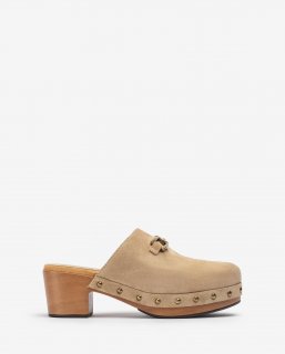 Unisa Mujer Zueco con hebilla y tachuelas - Beige