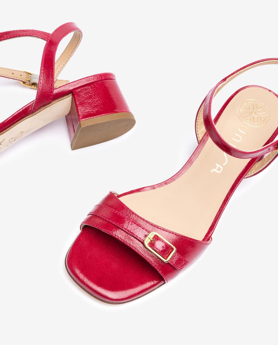 Unisa Mujer Sandalia con adorno de hebilla - Rojo