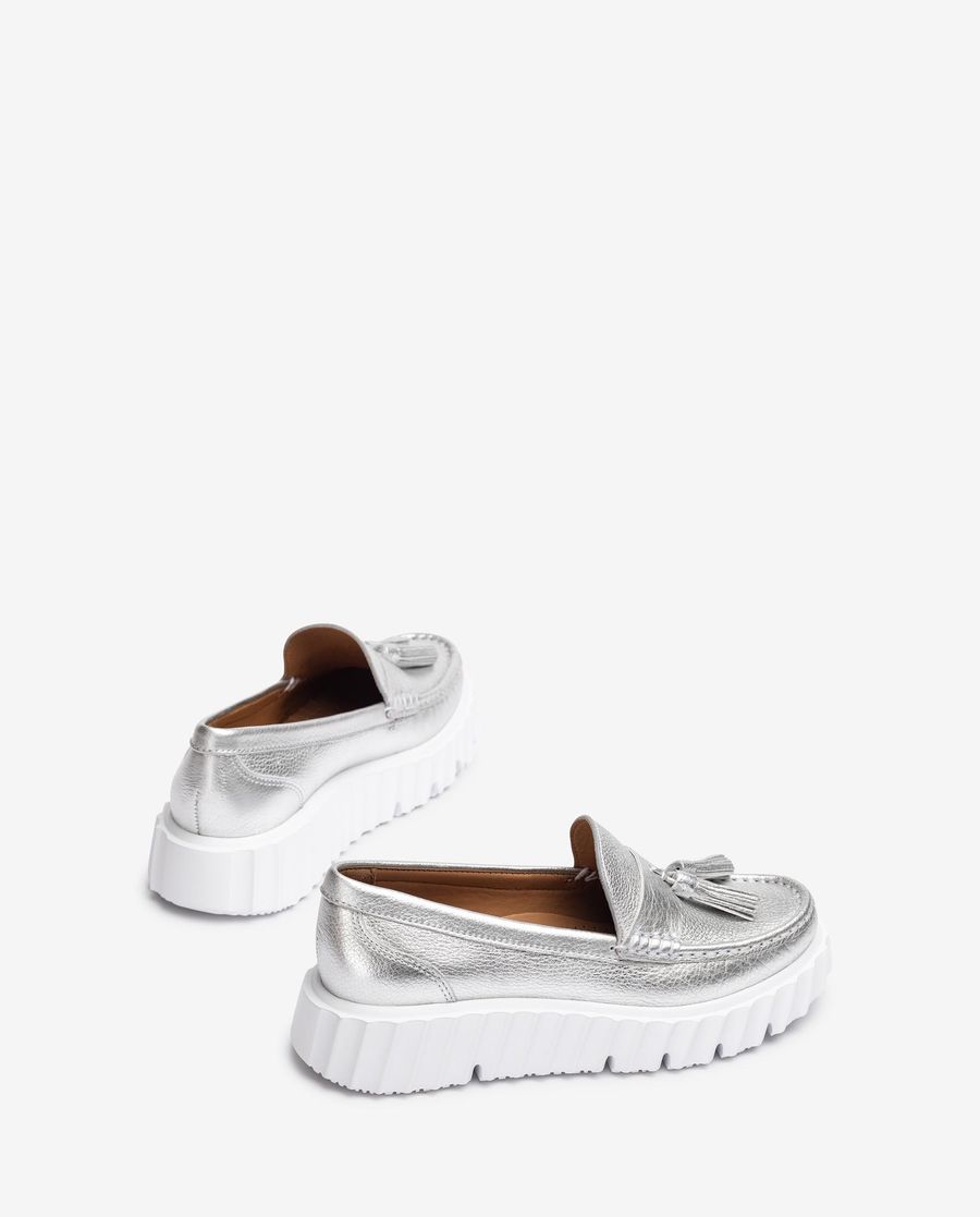 Unisa Mujer Mocasín con suela track y borlas - Plata
