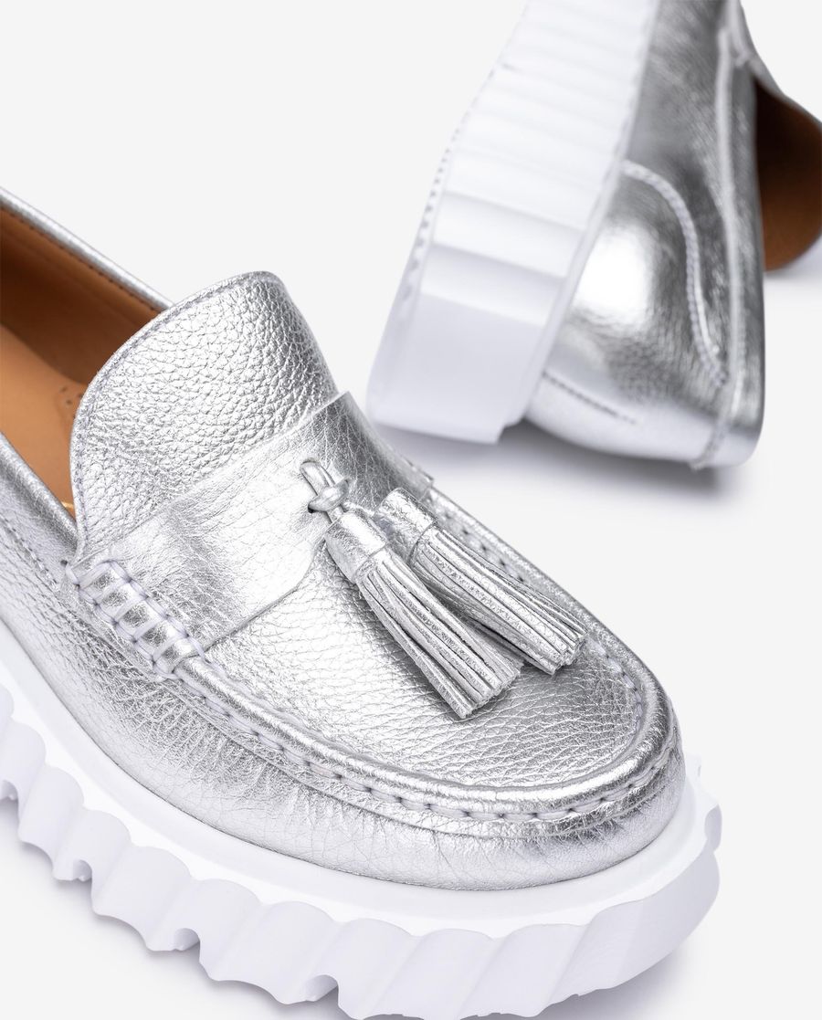 Unisa Mujer Mocasín con suela track y borlas - Plata