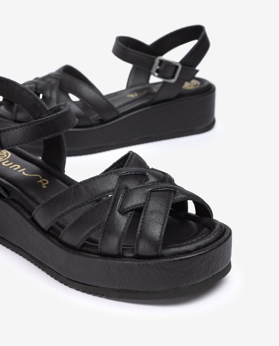 Unisa Mujer Sandalia de tiras anchas cruzadas y hebilla - Negro