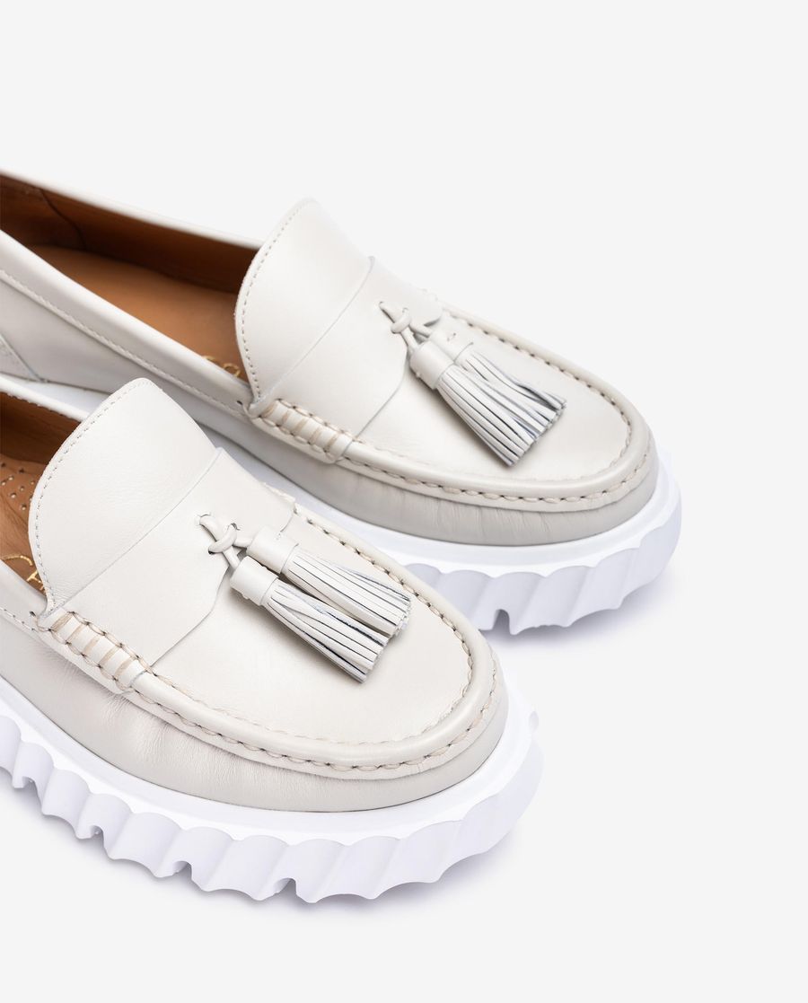 Unisa Mujer Mocasín con suela track y borlas - Blanco