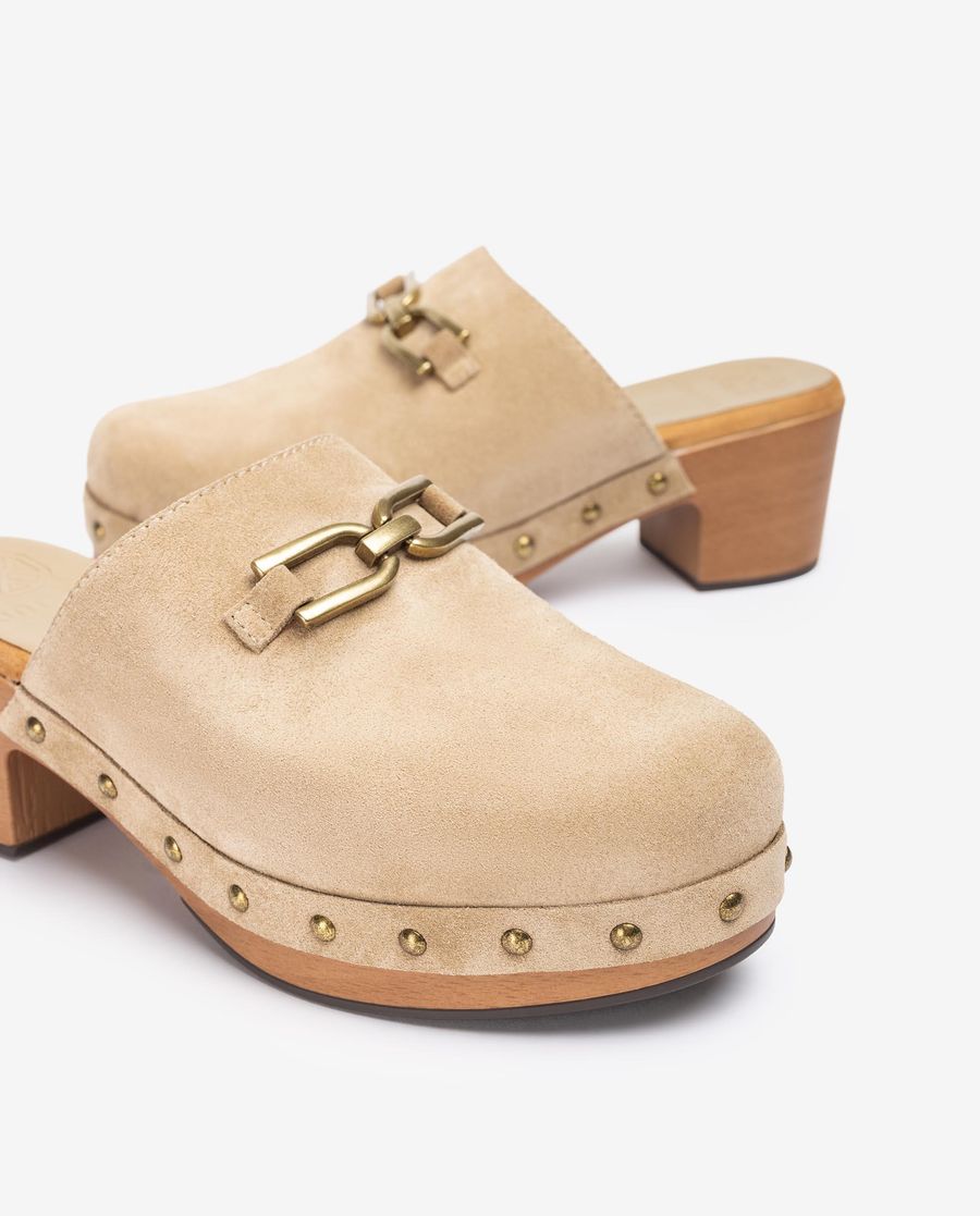Unisa Mujer Zueco con hebilla y tachuelas - Beige