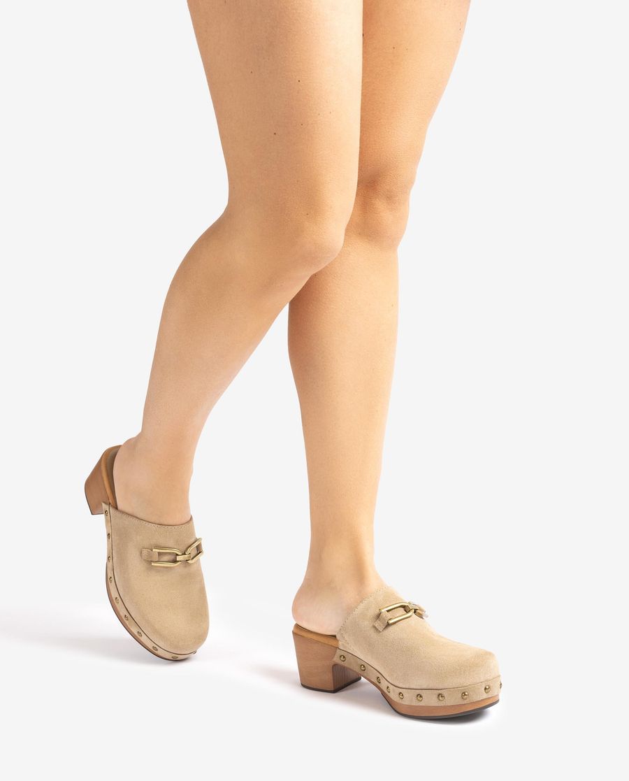 Unisa Mujer Zueco con hebilla y tachuelas - Beige
